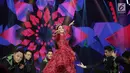 Penampilan Syahrini saat menghibur penonton dalam acara SCTV Music Awards 2018 di Studio 6 Emtek, Jakarta, Jumat (27/4). (Liputan6.com/Faizal Fanani)