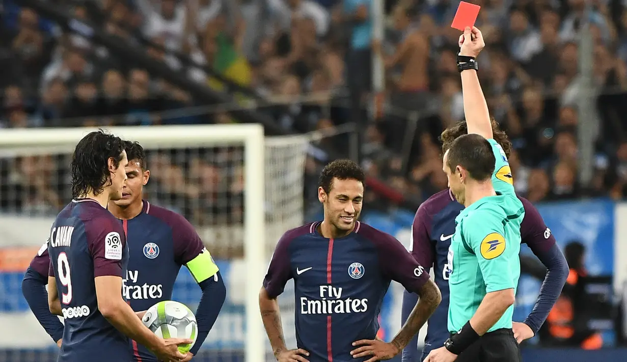 Wasit Prancis, Ruddy Buquet (kanan) memberikan kartu merah kepada Neymar (tengah)  saat melawan Mariseille pada lanjutan Ligue 1 di  Velodrome Stadium, Marseille, (22/10/2017). PSG bermain imbang 2-2 melawan Marseille. (AFP/Boris Horvat)