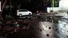 Tsunami di Anyer menyebabkan kerusakan yang serius. Bangunan dan kendaraan hancur akibat tsunami.