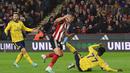 Bek Sheffield United, John Egan, berebut bola dengan striker Arsenal, Bukayo Saka, pada laga Premier League di Stadion Bramall Lane, Sheffield, Senin (21/10). Sheffield menang 1-0 atas Arsenal. (AFP/Oli Scarff)