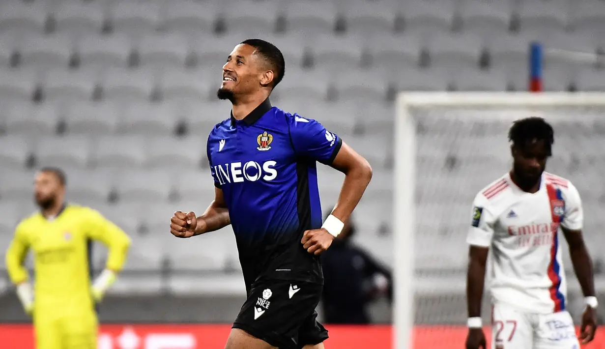 William Saliba - Sementara itu Saliba yang diboyong dengan harga 27 juta pounds justru belum pernah dimainkan sama sekali oleh The Gunners. Ia sudah dipinjamkan ke 3 klub berbeda sejak direkrut Arsenal dari Saint-Etienne pada musim panas 2019 lalu. (Foto: AFP/Jeff Pachoud)