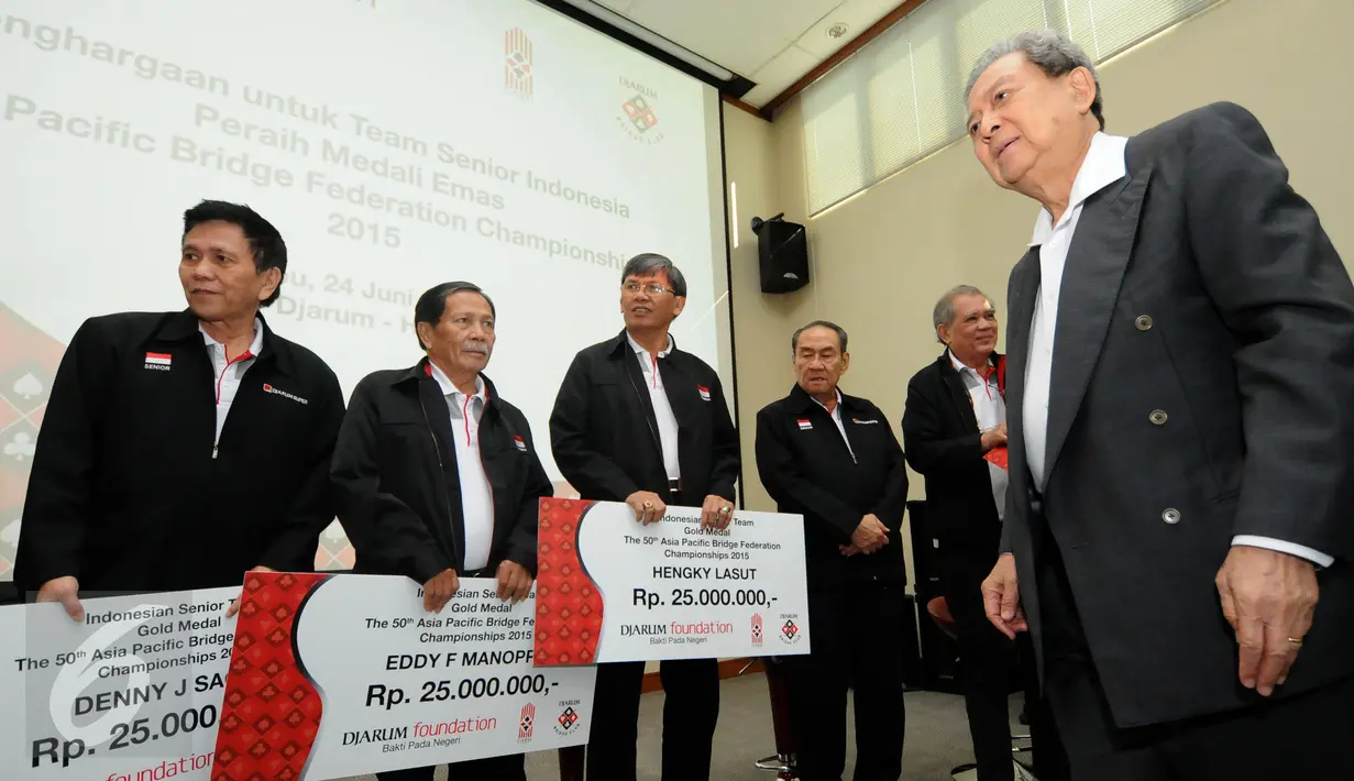 Perwakilan Djarum Foundation, Budi Hartono (kanan) bersiap menyerahkan penghargaan kepada tim Bridge Indonesia di Jakarta, Rabu (24/6/2015). Tim Bridge Indonesia berhasil menjuarai APBF Championship 2015 di Bangkok. (Liputan6.com/Helmi Fithriansyah)