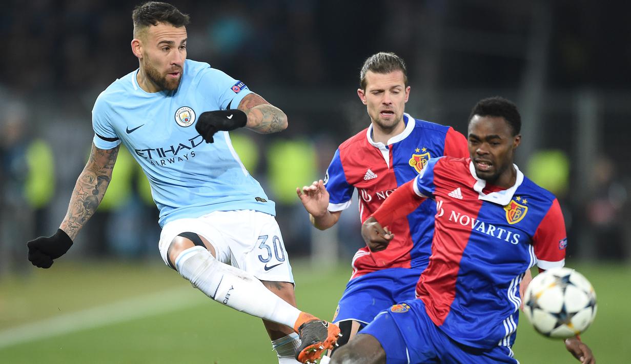Pemain Manchester City, Nicolas Otamendi (kiri) menghalau bola dari kejran pemain Basel, Dimitri Oberlin (kanan) pada laga 16 besar Liga Champions di Saint Jakob-Park Stadium, Basel, (13/2/2018). Manchester City menang 4-0. (AFP/ Sebastien Bozon)