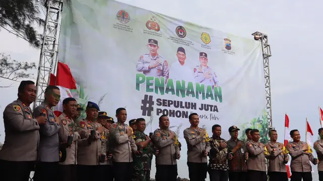 Penamanan 800 bibit cemara laut di Pantai Widuri, Pemalang. (Foto: Liputan6.com/Humas Polres Pemalang)