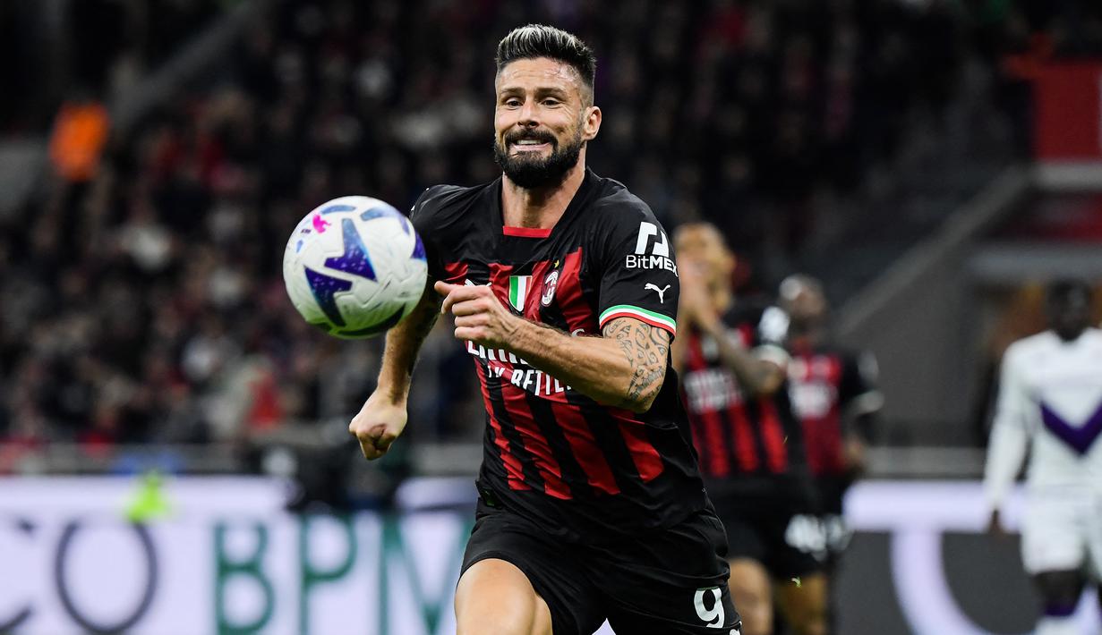 Striker AC Milan, Olivier Giroud menguasai bola saat menghadapi Fiorentina dalam laga Liga Italia 2022/2023 di San Siro Stadium, Milan (13/11/2022). Pada hari terakhir bursa transfer Januari 2023, tawaran resmi Everton ditolak AC Milan dengan alasan tak memungkinkan mencari pengganti Olivier Giroud dalam waktu singkat. (AFP/Filippo Monteforte)