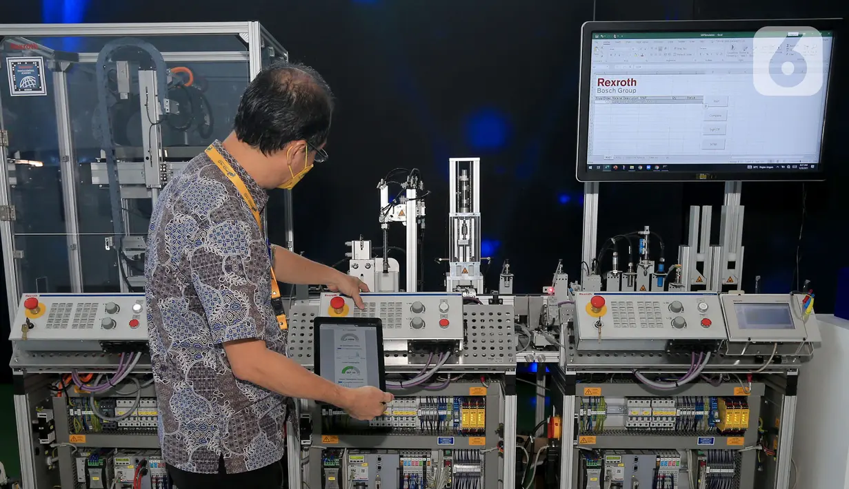 Perwakilan Bosch Rexroth mengaplikasikan Solusi Mechatronics Training System (mMS 4.0) Gedung PIDI 4.0, Jakarta, Rabu (8/12/2021). mMS 4.0 dirancang untuk memberikan pengalaman dan keterampilan bagi para pekerja dalam mengoperasikan dan menavigasi teknologi Industri 4.0. (Liputan6.com/HO/Bosch)