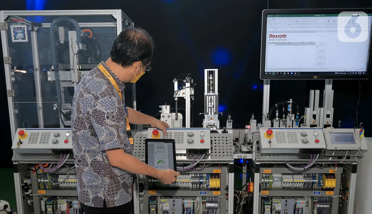 Perwakilan Bosch Rexroth mengaplikasikan Solusi Mechatronics Training System (mMS 4.0) Gedung PIDI 4.0, Jakarta, Rabu (8/12/2021). mMS 4.0 dirancang untuk memberikan pengalaman dan keterampilan bagi para pekerja dalam mengoperasikan dan menavigasi teknologi Industri 4.0. (Liputan6.com/HO/Bosch)