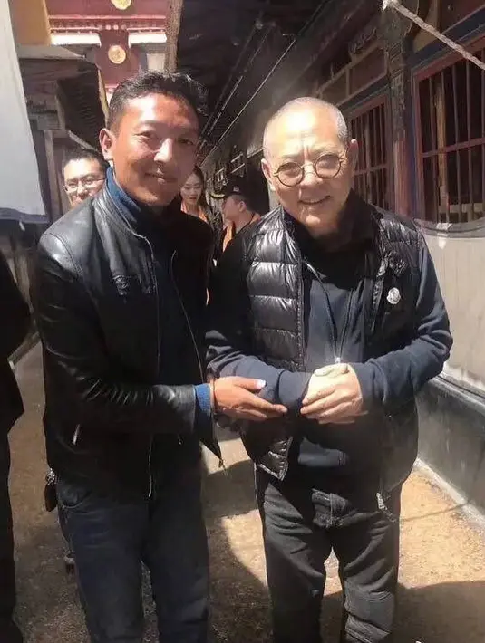 Baru-baru ini, Jet Li terlihat sedang berkunjung ke kuil di tibet. Ia terlihat renta padahal usianya masih 55 tahun. (Foto: instagram.com/themoviegoer._)