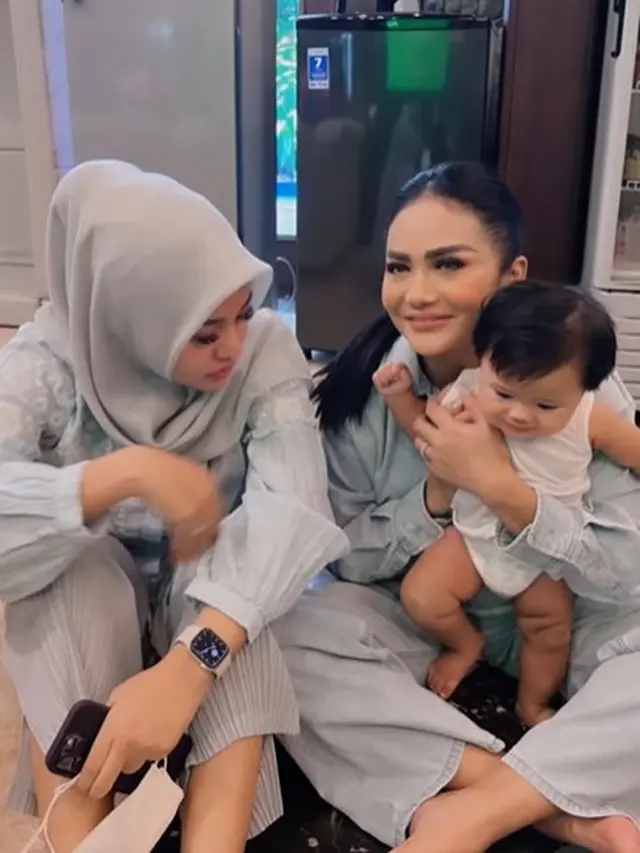 Krisdayanti momong Ameena (Instagram/krisdayantilemos)