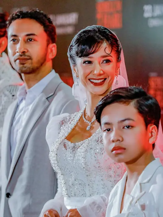 Bagian bawah kebaya dimodifikasi menjadi rok span pendek yang memberikan kesan chic dan modern. Kombinasi ini menciptakan perpaduan sempurna antara tradisi dan tren busana terkini. [@fannyghassani].