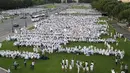 Suasana saat orang-orang berpakaian putih berkumpul untuk makan malam bersama atau "Diner en Blanc" yang ke-30 di Paris, Prancis (3/6). Kini setiap tahun sekurangnya 15.000 orang yang ikut meramaikannya. (AFP/Francois Guillot)