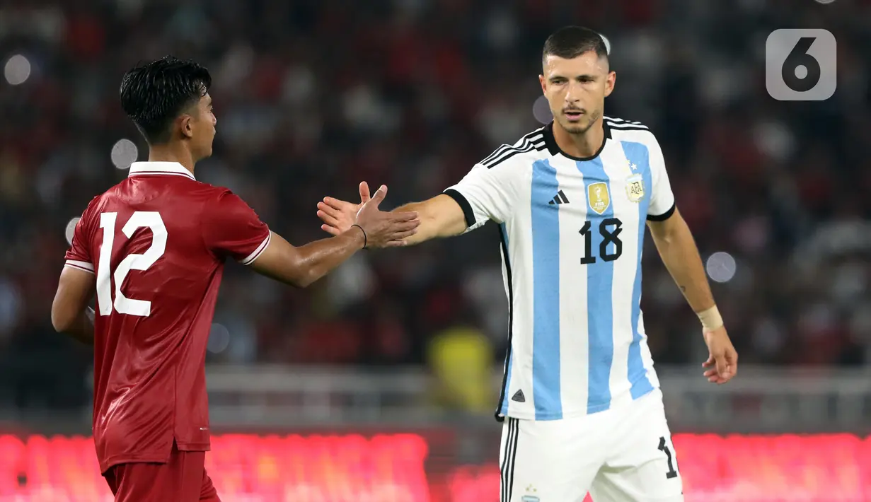 Argentina melakukan dua pergantian pemain. Alejandro Garnacho dan Marcos Acuna menggantikan Nicolas Gonzalez dan Facundo Medina. Indonesia merespon dengan memasukkan Witan Sulaeman sebagai pengganti Rafael Struick. Tempo pertandingan kemudian berjalan melambat. (Liputan6.com/Helmi Fithriansyah)