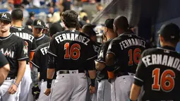 Teman Setim Jose Fernandez memakai seragam tim bernomor punggung 16 sebagai bentuk penghormatan untuk Jose Fernandez saat Tim Bisbol Miami Marlins melawan New York Mets di Marlins Park, Senin (26/9). (Reuters/ Jasen Vinlove/ USA TODAY Sport)