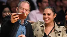 Aktris Gal Gadot berswafoto saat menyaksikan pertandingan NBA antara Los Angeles Lakers dan Los Angeles Clippers di Los Angeles, AS (19/10). Gal Gadot terlihat cantik dengan rambut dikuncir. (AP Photo / Mark J. Terrill)