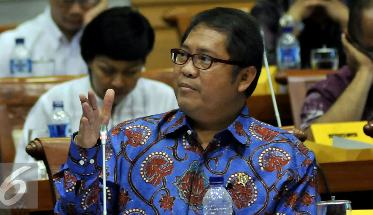 Menkominfo Rudiantara memberikan penjelasan saat Rapat Intern Panja RUU tentang Penyiaran dengan Komisi I DPR RI, di Kompleks, Parlemen, Jakarta, Kamis (3/3). Rapat membahas Penyusunan/Perumusan RUU tentang Penyiaran. (Liputan6.com/Johan Tallo)