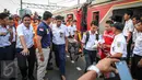 Seorang masinis yang terjepit akibat tabrakan KRL di Stasiun Juanda berhasil diselamatkan, Jakarta, Rabu (23/9/2015). KRL nomor 1156 rute Kota - Bogor menabrak KRL 1154 tujuan sama saat tengah stand by di Stasiun Juanda.(Liputan6.com/Faizal Fanani)