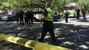 Petugas layanan darurat berada di lokasi penusukan massal di University of Texas, Austin, AS, Senin (1/5). Satu orang tewas dan tiga lainnya mengalami luka serius dalam insiden penusukan tersebut. (Tamir Kalifa/Austin American-Statesman via AP)