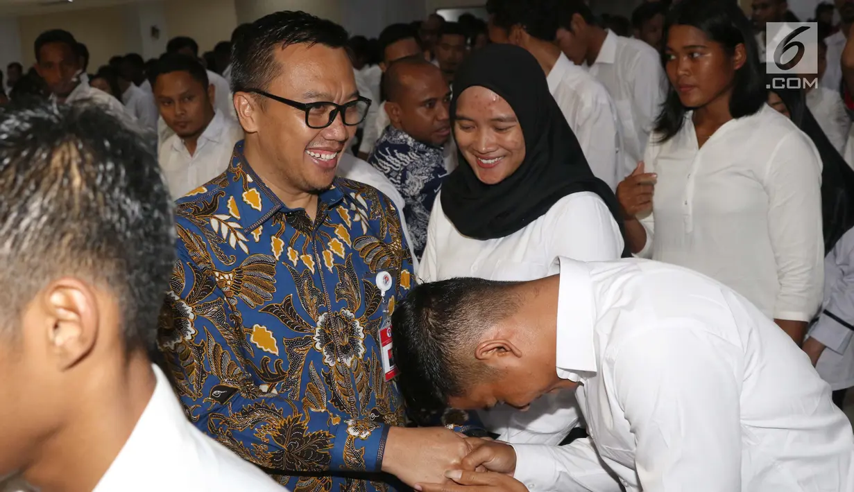 Menpora Imam Nahrawi memberi ucapan selamat jelang menyerahkan SK CPNS kepada atlet berprestasi di Wisma Kemenpora, Jakarta, Selasa (2/4). 286 atlet menerima SK pengangkatan sebagai CPNS di lingkungan Kemenpora. (Liputan6.com/Helmi Fithriansyah)