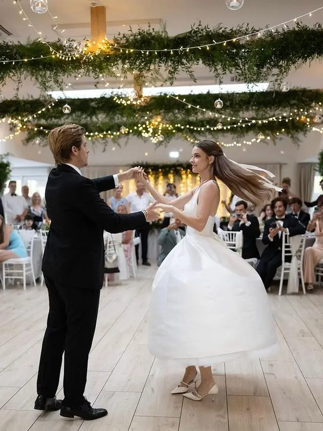 Potret Dylan Sprouse dan Barbara Palvin saat Menikah di Hungaria