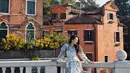 Sudah berada di Italia sejak satu minggu belakangan untuk mengadiri acara gadget, kini Beby Tsabina mengisi waktu luangnya sambil jalan-jalan ke Kota Terapung yang paling terkenal di dunia yaitu Kota Venesia. Berlatar belakang pemandangan bangunan-bangunan indah, penampilan Beby Tsabina ini menuai banyak pujian.  (Liputan6.com/IG/@bebytsabina)