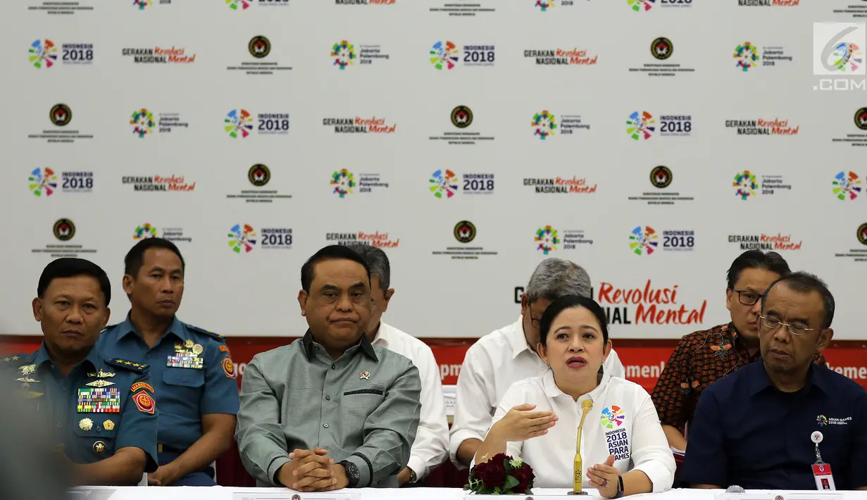 Menko PMK Puan Maharani bersama Menpan-RB yang juga sebagai CdM Asian Games 2018 Syafruddin memberikan keterangan kepada wartawan pasca penyelenggaraan Asian Games 2018 di kantor Kemenko PMK, Jakarta, Senin (3/9). (Liputan6.com/Johan Tallo)