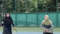 Natasha Rizky tampaknya sedang menyukai olahraga tenis. Ia pun terlihat bermain bersama teman-temanya didampingi coach. (@natasharizkynew)