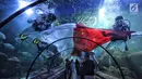 Pengunjung mengamati penyelam membentangkan bendera Merah Putih untuk memperingati HUT Ke-73 RI di Seaworld Ancol, Jakarta, Jumat (17/8). Pengibaran bendera melibatkan para penyelam profesional dan artis peran Marsha Aruan. (Liputan6.com/Faizal Fanani)