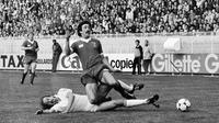 Gelandang Liverpool David Johnson berjibaku dengan bek Real Madrid Uli Stielike pada final Piala Champions 1980/1981. (AFP/Dominique Faget)