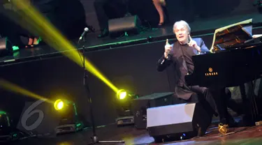 Aksi pianis legendaris Richard Clayderman dalam konser eksklusif di Balai Sarbini, Jakarta, Jumat, (5/6/2015). Richard Clayderman dinobatkan sebagai pianis tersukses di dunia versi The Guinness Book of World Record. (Liputan6.com/Panji Diksana)