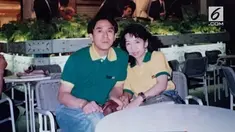 Ria menuturkan bahwa ia sering melihat ayahnya memperbaiki kaus itu tiap kali ada bagian yang rusak. 
