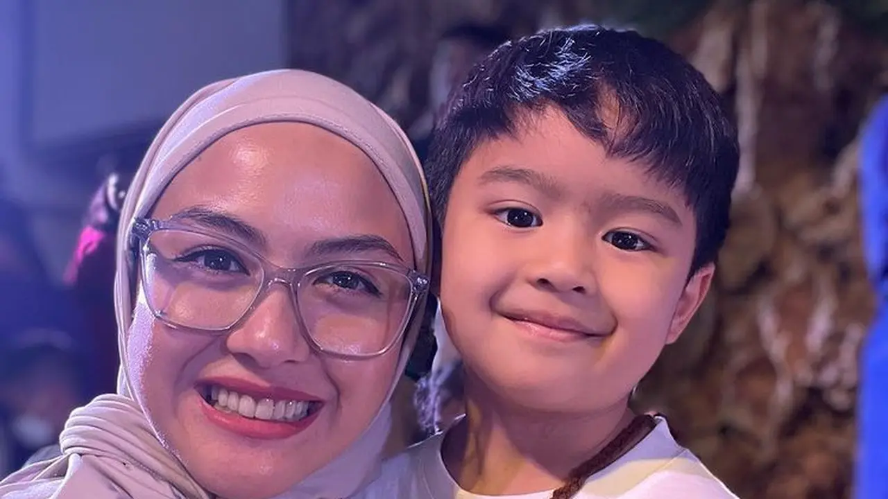 Revalina S Temat bersama anak kedua, Jendra (Instagram/vatemat)