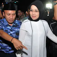 Deputi Gubernur bidang Kebudayaan dan Pariwisata di Pemprov DKI Jakarta, Sylviana Murni saat tiba di kediaman SBY di Cikeas, Jawa Barat, Jumat (23/9). Koalisi Poros Cikeas resmi mengusung Sylviana sebagai Balon Wagub  (Liputan6.com/Gempur M Surya)