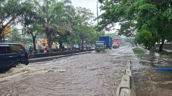 Banjir Masih Menggenangi Jalan Daan Mogot, Pengendara Diimbau Cari Jalur Alternatif
