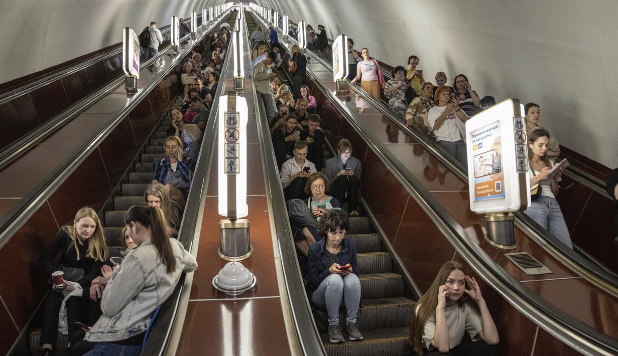 Orang-orang berlindung di stasiun metro selama serangan roket Rusia di Kiev, Ukraina, Senin, 29 Mei 2023. (AP Photo/Evgeniy Maloletka)