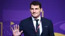 Mantan pesepak bola Spanyol dan pemenang piala dunia Iker Casillas tiba untuk menghadiri undian atau drawing Piala Dunia 2022 Qatar di Doha Exhibition and Convention Center pada 1 April 2022. (FRANCK FIFE / AFP)
