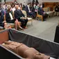 Barang antik dari Kamboja yang ditemukan oleh Kantor Kejaksaan Amerika Serikat dipajang saat konferensi pers di New York, Senin (8/8/2022). (Dok. AP)