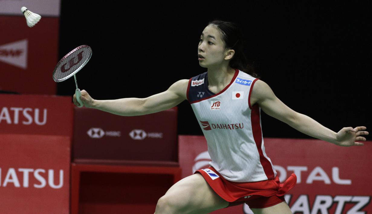 Ganda putri Jepang, Misaki Matsutomo, berusaha mengembalikan kok saat melawan ganda Indonesia pada Indonesia Masters 2019 di Istora Senayan, Jakarta, Sabtu (26/1). Misaki / Ayakan lolos ke final. (Bola.com/Yoppy Renato)