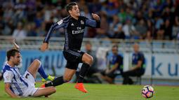 Striker Real Madrid, Alvaro Morata, berhasil melewati penjagaan pemain Real Sociedad, Mikel Gonzalez. Laga ini merupakan debut kembalinya Morata ke La Liga, setelah sebelumnya sempat  bermain bersama Juventus. (Reuters/Vincent West)