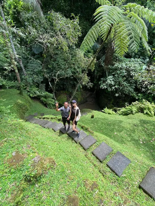 Saat hiking, Mikha memilih outfit bernuansa hitam dengan kaus dan short. Serta jangan lupa topi dan kacamata hitam. [@miktambayong]