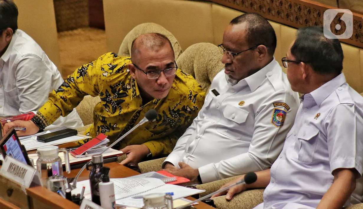 Menteri Dalam Negeri (Mendagri) Tito Karnavian (kanan), Wamendagri John Wempi Wetipo (tengah), dan Ketua KPU Hasyim Asy'ari (kiri), mengikuti rapat dengar pendapat dengan Komisi II DPR di Kompleks Parlemen, Senayan, Jakarta, Rabu (31/8/2022). Rapat tersebut membahas mengenai persiapan Pemilu 2024 dan persiapan Pemilu di Papua. (Liputan6.com/Angga Yuniar)