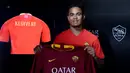 Pemain baru AS Roma, Justin Kluivert, saat diperkenalkan ke publik di Trigoria, Roma, Jumat (22/6/2018). Dirinya didatangkan dengan harga 17,25 juta euro dari Ajax Amsterdam. (Laman Resmi AS Roma)