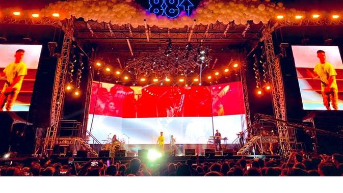 Gaya 3 Musisi Tanah Air di Panggung Musik Amerika, Bawakan Lagu Indonesia Raya (sumber:Twitter/AdibHidayat)