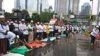 Massa FPI salat berjamaah di depan Polda Metro Jaya.