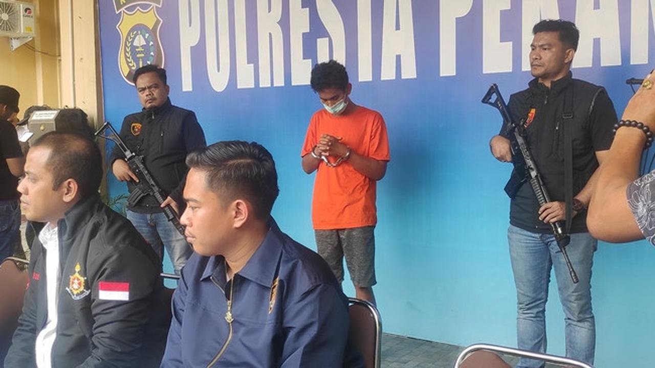 Tersangka pembunuhan driver ojol saat konferensi pers di Polresta Pekanbaru.