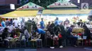 Menjelang berbuka puasa, sentra kuliner yang menyajikan Nasi Kapau dan berbagai makanan khas Sumatera Barat ini ramai dikunjungi pembeli. (Liputan6.com/Herman Zakharia)