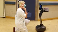 Petugas medis Israel menguji sebuah robot Temi di Sheba Medical Center dekat Tel Aviv, Israel, (12/5/2020). Robot Temi ini yang dikembangkan oleh sebuah perusahaan Israel. (Xinhua/Gil Cohen Magen)