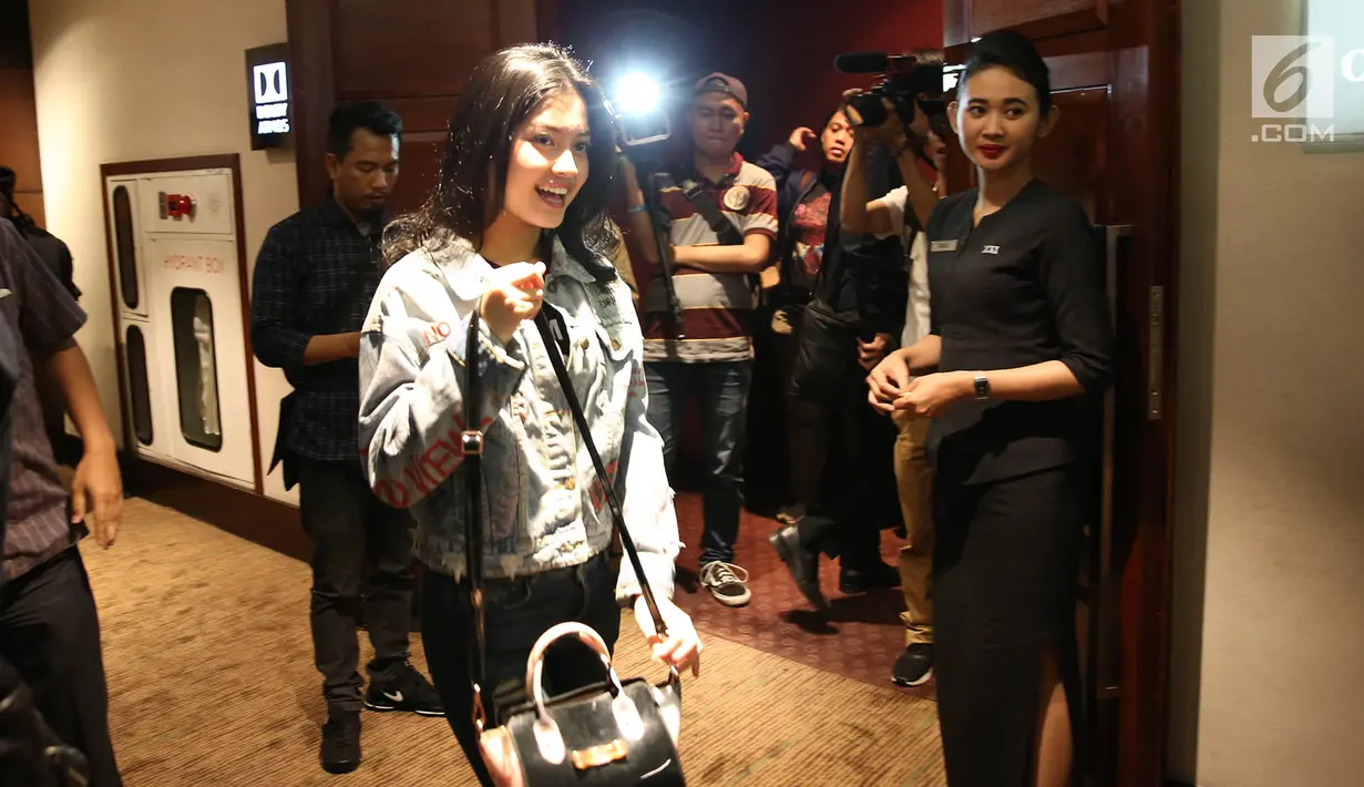 Pemain film Dilan 1990, Yoriko Angeline saat nonton bareng (nobar) di Senayan City, Jakarta, Kamis (8/12). (Liputan6.com/Immanuel Antonius)