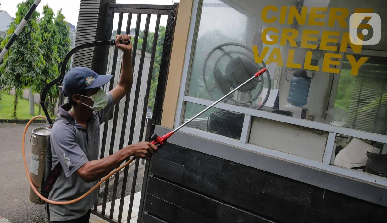 Warga melakukan penyemprotan cairan disinfektan di perumahan Cinere Green Valley, Tangerang Selatan, Banten, Kamis (26/3/2020). Penyemprotan disinfektan secara mandiri ini dilakukan untuk mengantisipasi penyebaran virus corona COVID-19 di lingkungan mereka. (Liputan6.com/Faizal Fanani)