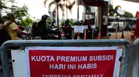 SPBU di kawasan Radio Dalam, Jakarta, memasang papan informasi bertuliskan “Kuota Premium Subsidi Hari Ini Habis, Tersedia Pertamax”, Jakarta, Senin (25/8/14). (Liputan6.com/Andrian M Tunay)