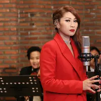 "Sebenarnya bantuin Tata aja, yang bikin liriknya dia juga. Sebagai produser ya nemuin musisi segala macam kan bikin dari awal sampai master," ucap Maia Estianty. (Deki Prayoga/Bintang.com)